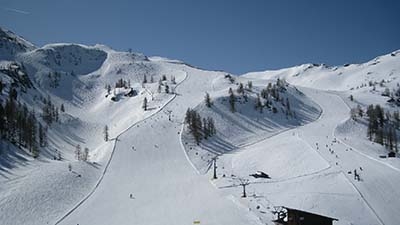 De eerste sneeuw is er!, de skistations openen de pistes!